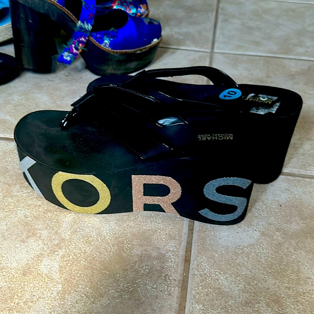 Michael Kors Women’s Sandals Black and Gold logo size 10